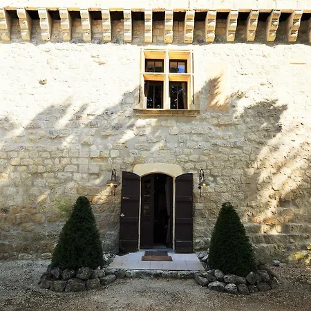 Casa de Férias Rustic Castle In Bon Encontre With Terrace Saint-Caprais-de-Lerm