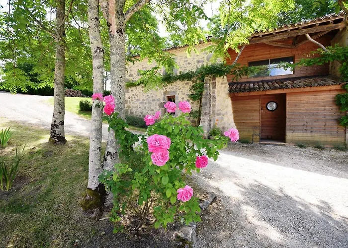 بيت للعطل Cozy House In Lot With Pool And Terrace Saint-Caprais-de-Lerm